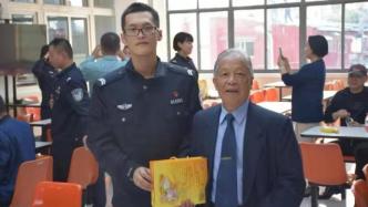 他曾赴藏在一個高原縣建立戶籍制度，如今年過九旬為青年指路