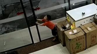 大雨即将来临，四岁半小朋友主动收拾店面