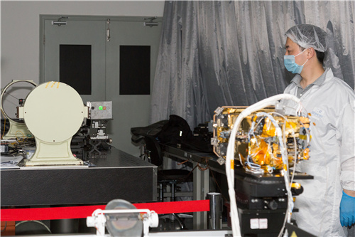 火星表面成分探测仪地面光校调试  中科院上海技物所供图