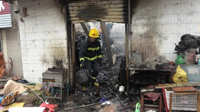 民房着火内有大量易燃易爆物，消防员抢出9个煤气罐
