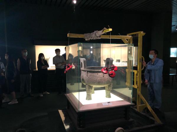 6月15日晚，上海博物馆工作人员将大克鼎从博物馆一楼青铜馆搬到二楼展厅