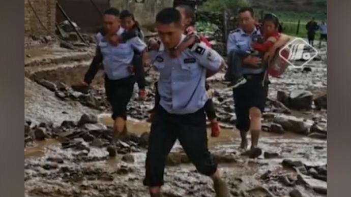 凉山学生放学路上突遇泥石流，警民暖心护送