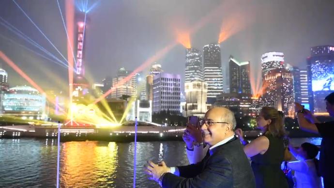 驻华使节夜游黄浦江、共赏灯光秀，实地体验上海的魅力和发展