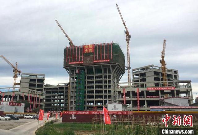 中国中医科学院中药科技园一期青蒿素研究中心项目结构封顶。 北京建工 供图