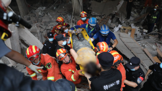 十堰燃气爆炸事故救援现场，消防员从废墟中救出一名被困者