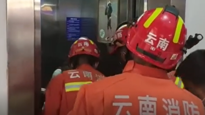 电梯突发故障母女被困，消防员撬门施救