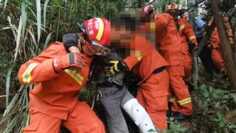男子野外登山摔伤，消防员劈山开路救援