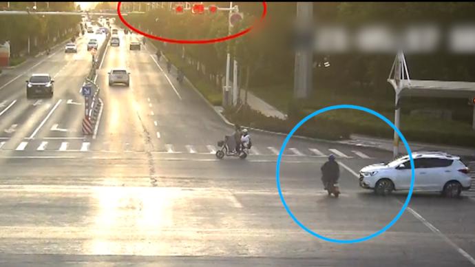 女子骑电动车闯红灯，被撞倒仍需负全责