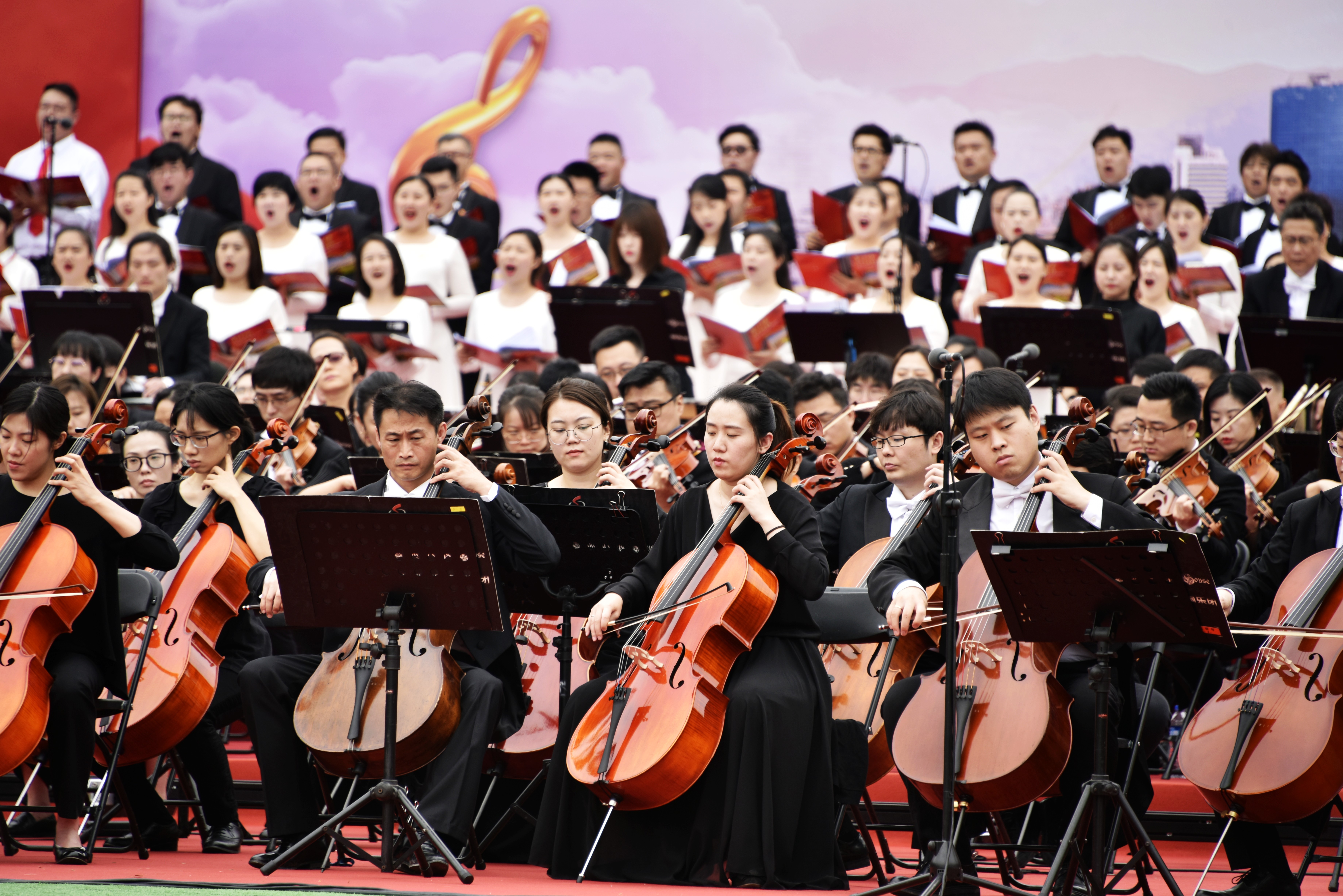 百架钢琴户外齐奏唱支山歌给党听