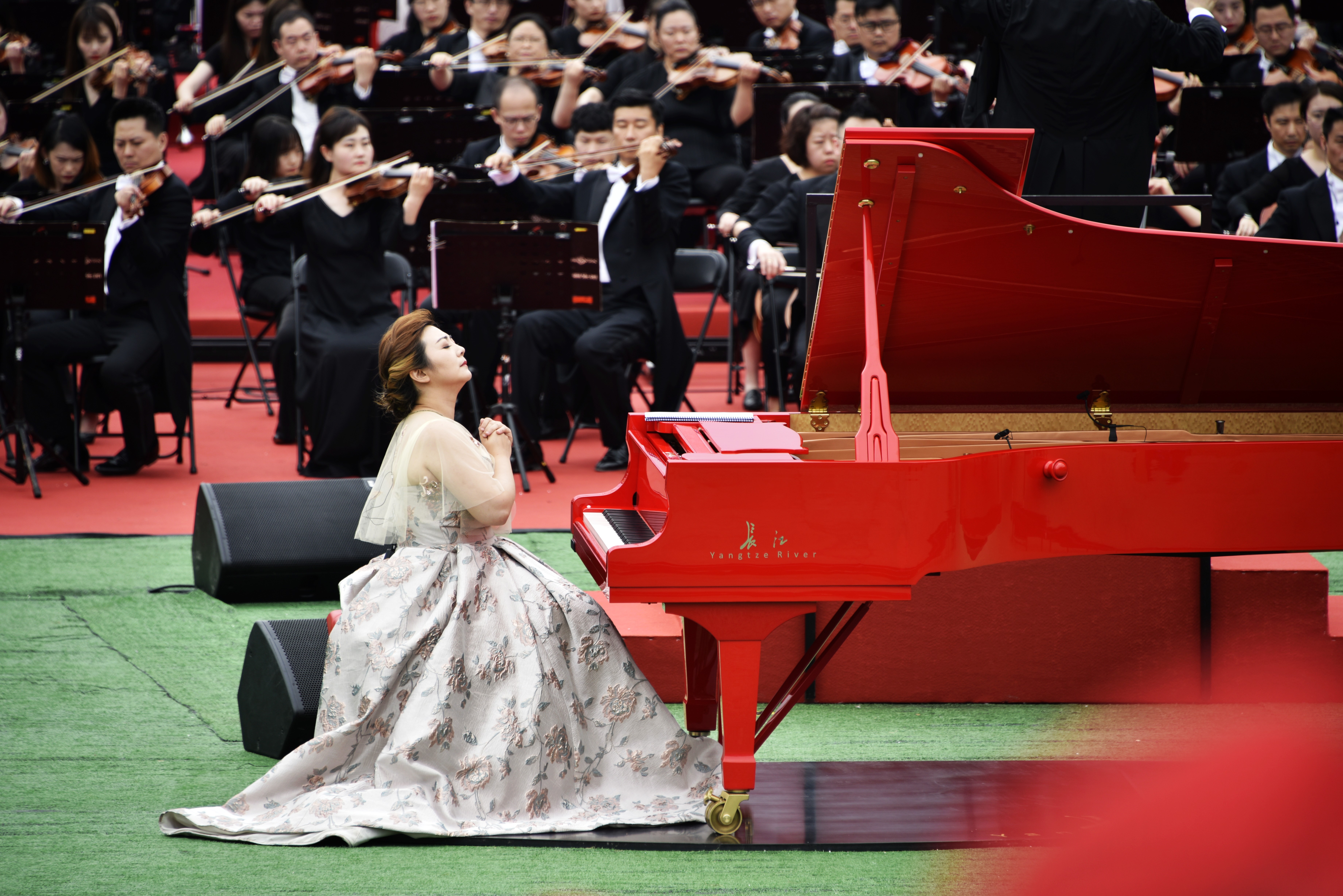 百架钢琴户外齐奏唱支山歌给党听