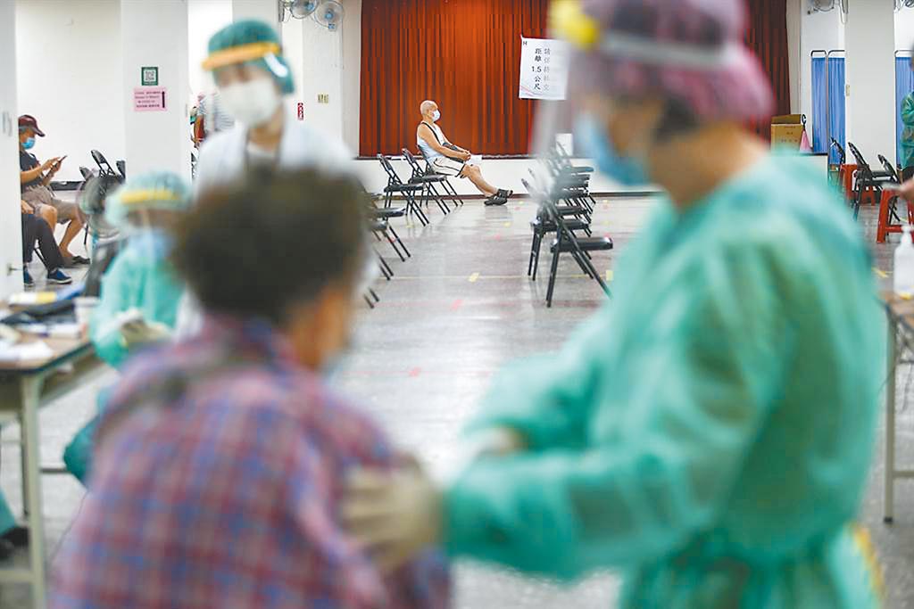 台湾老人接种新冠疫苗