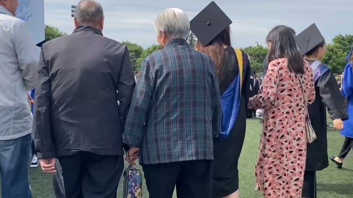 86岁爷爷牵着82岁奶奶参加孙女毕业典礼