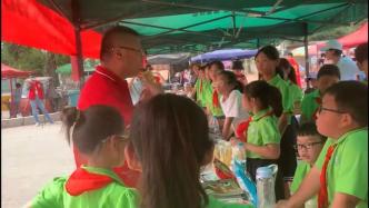 小學生頭頂烈日擺攤，義賣幫助孤寡老人