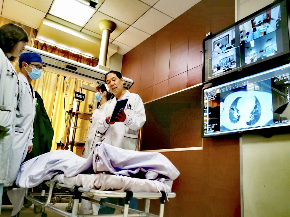 在浦东,急诊抢救室与导管室,ccu等多部门实时视屏通话,共享患者就诊