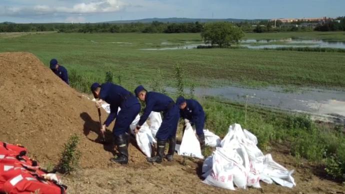 大兴安岭呼玛县强降雨，村庄内涝村民有序撤离