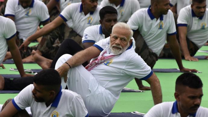 庆祝国际瑜伽日，印度总理称瑜伽是抗疫的希望