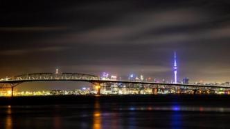 为庆祝毛利新年，新西兰奥克兰海港大桥上演灯光秀