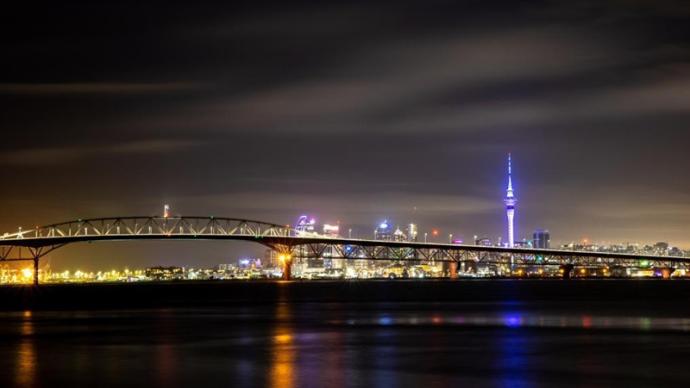为庆祝毛利新年，新西兰奥克兰海港大桥上演灯光秀