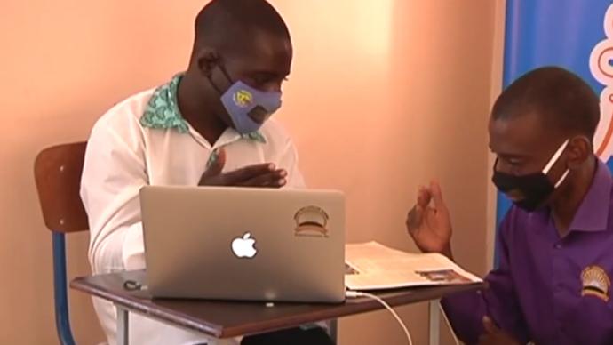 津巴布韦手语学校自制透明口罩，帮助听障人士沟通交流