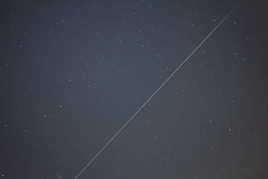 天津市天文爱好者王硕2021年5月30日在天津拍摄的ISS过境轨迹照片。（本人供图）