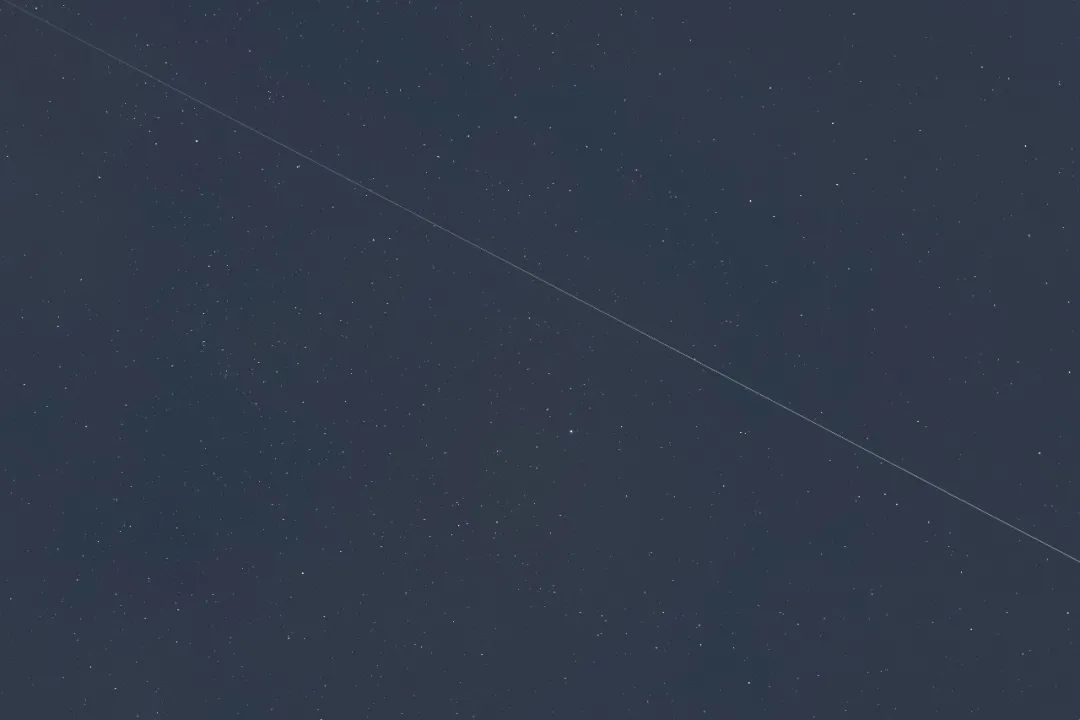 天津市天文爱好者王硕2021年5月1日在天津拍摄的天和核心舱过境轨迹照片。（本人供图）