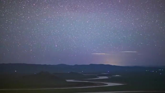 九曲黄河第一弯，四川阿坝州拍到流星划过夜空
