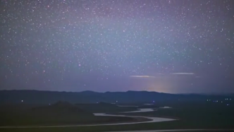 九曲黄河第一弯，四川阿坝州拍到流星划过夜空