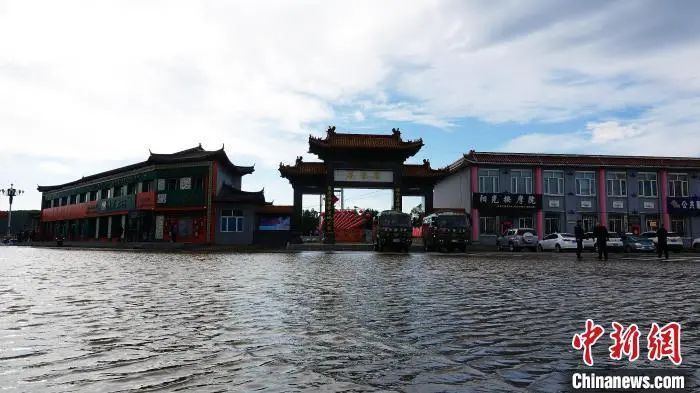 资料图：黑龙江塔河镇部分街路被水覆盖。塔河县委宣传部供图