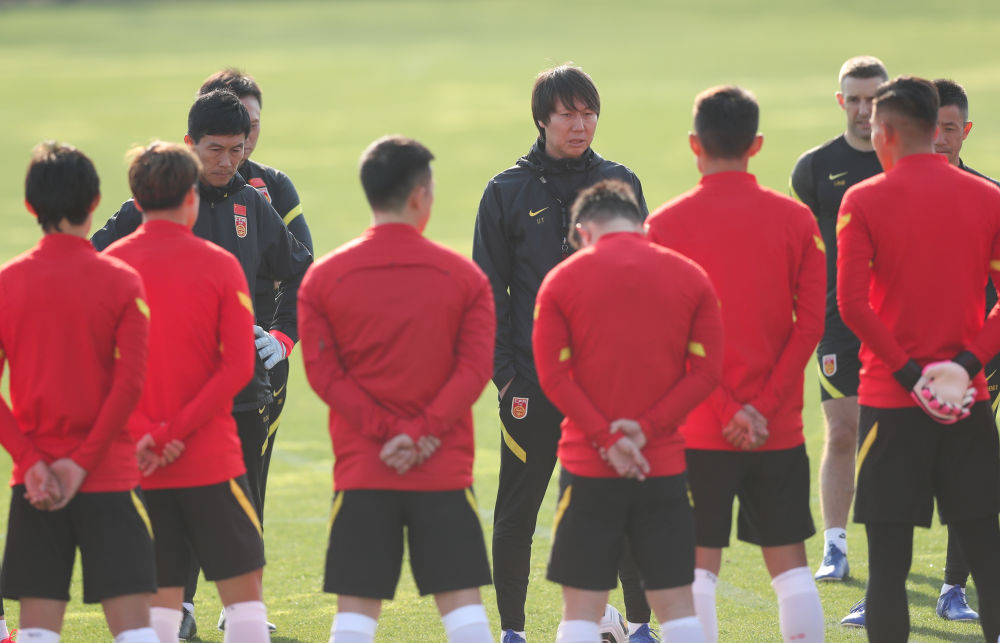国足主教练李铁（后排中）与球员交流。新华社记者 丁汀 摄