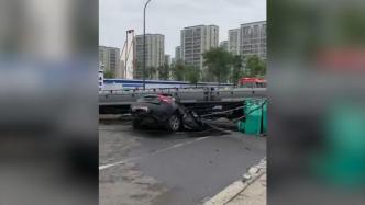 宁波一工地桩机倒塌砸中轿车，致2人死亡