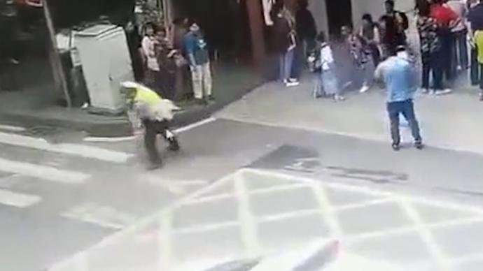 重庆一小孩放学后埋头冲向车流，交警神反应一把拉住