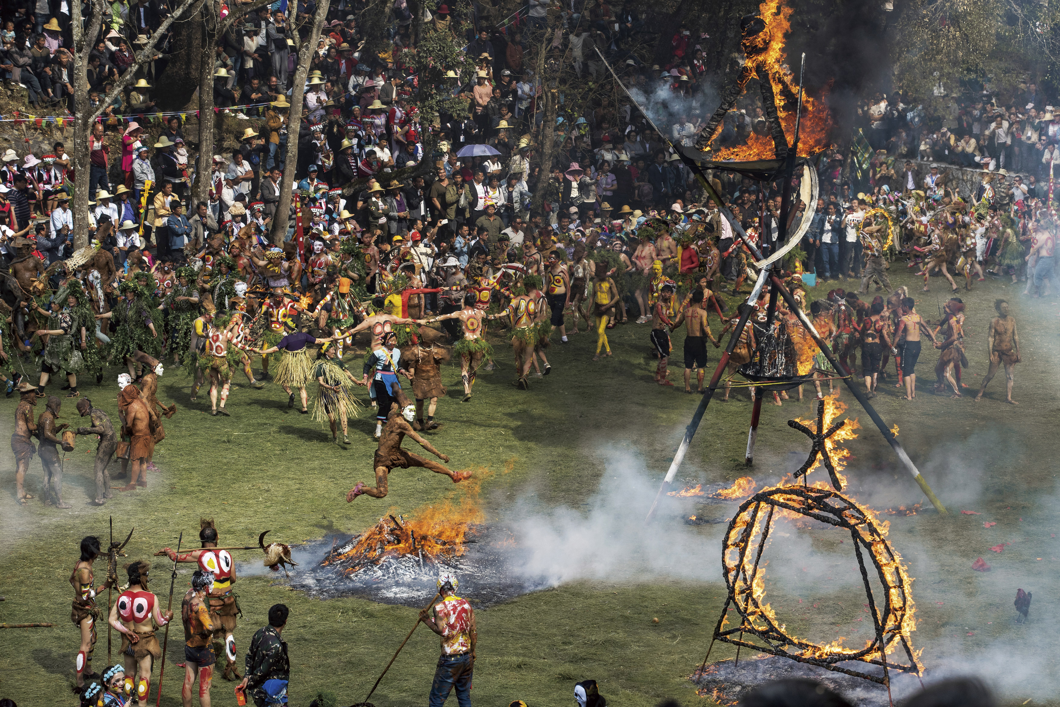 弥勒祭火节图片