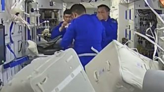 航天员在空间站吃饭，看中餐走出地球冲向宇宙！