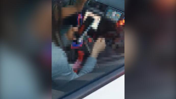 出租司机被指当女乘客面放淫秽视频，警方：若属实将处理