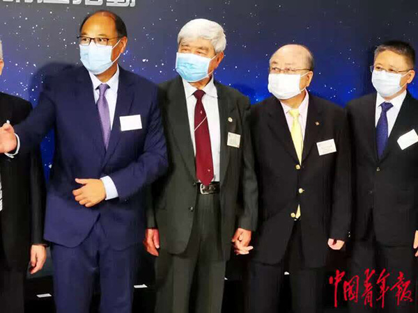 中国工程院院士、神舟飞船首任总设计师戚发轫（左二）和香港理工大学教授容启亮（左三）的手紧紧握在一起。  中青报 图