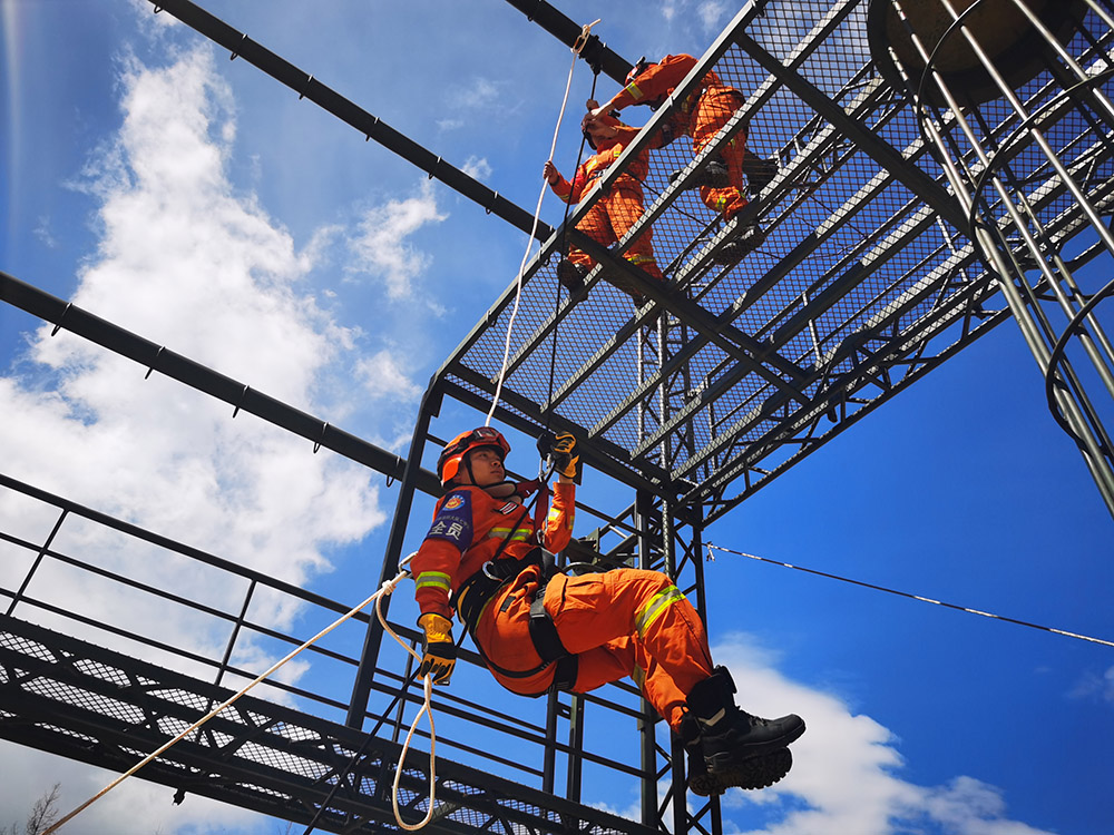 绳索救援训练 吕肖杨 摄