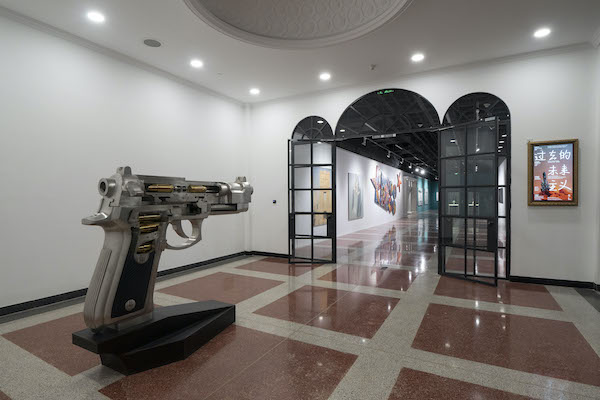 王鲁炎  W 双向自动手枪D14-03  2013  拉丝不锈钢  136×220×45 cm 北京当代艺术博览会 · 艺述