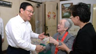 庆祝党的百年华诞之际，李强龚正于绍良走访慰问老党员和烈士遗属代表