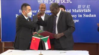 中国驻苏丹大使馆向苏丹杂技团援助物资