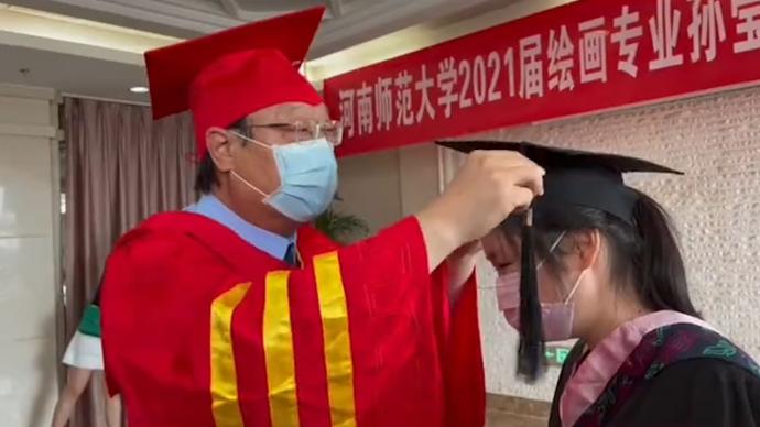 23岁女大学生抗癌6年，学校在医院为她补办毕业典礼