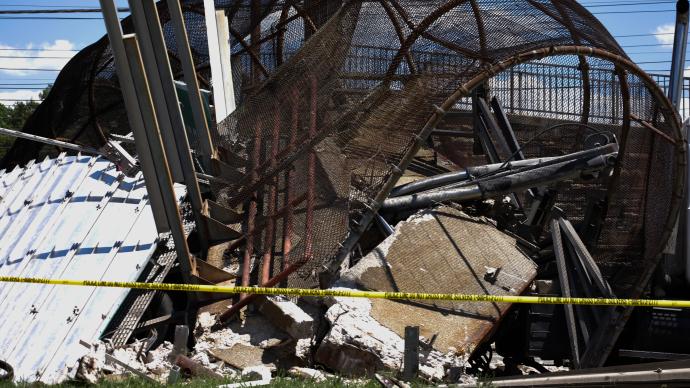 美国华盛顿特区一人行天桥坍塌，至少6人受伤
