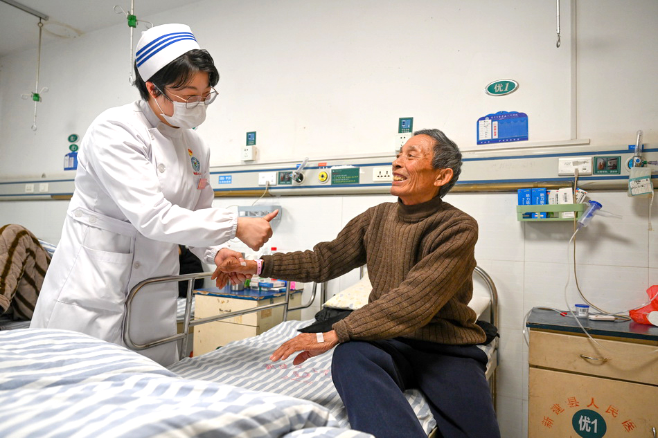 2021年3月26日，南昌市新疆区人民医院，杨辉利在病房查看病人病情。