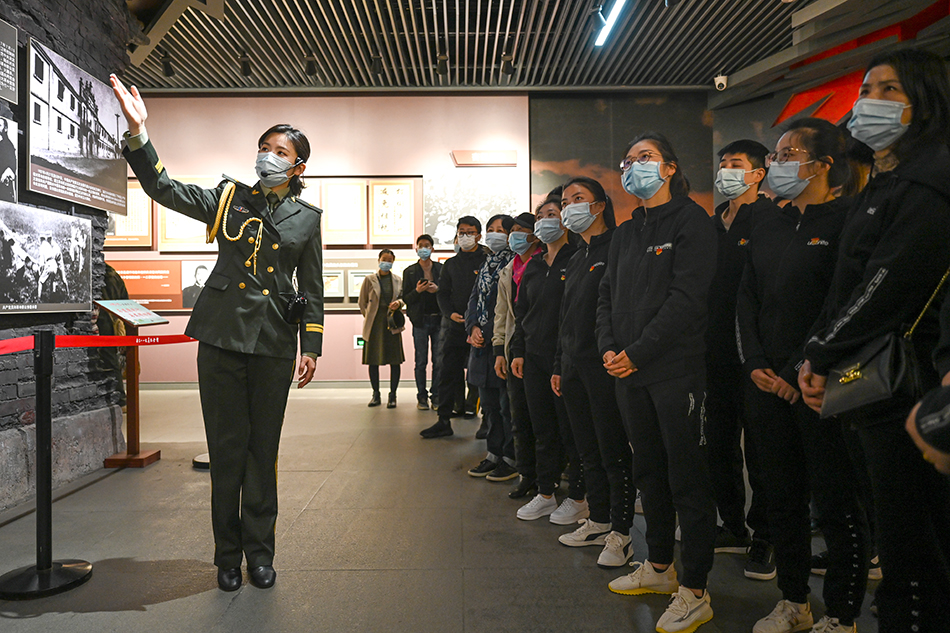 2021年3月26日，江西省南昌市，八一起义纪念馆，周甜在给游客介绍。