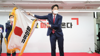 韩国史上最年轻党首李俊锡上任两周：新政频出，热议不断