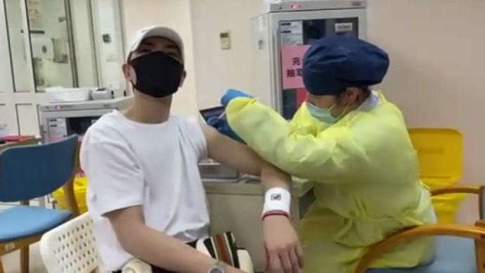 中国台湾艺人萧敬腾在上海同仁医院注射第二针新冠疫苗