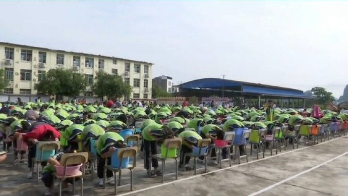 广西千名中学生同时憋气体会溺水感，学习在水中正确换气呼吸