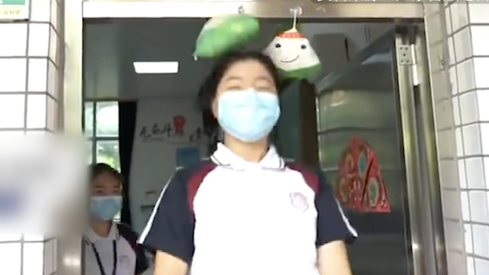 東莞封控區中考生頂粽子盼“高中”