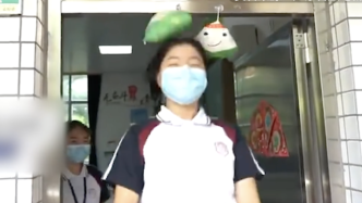 東莞封控區(qū)中考生頂粽子盼“高中”