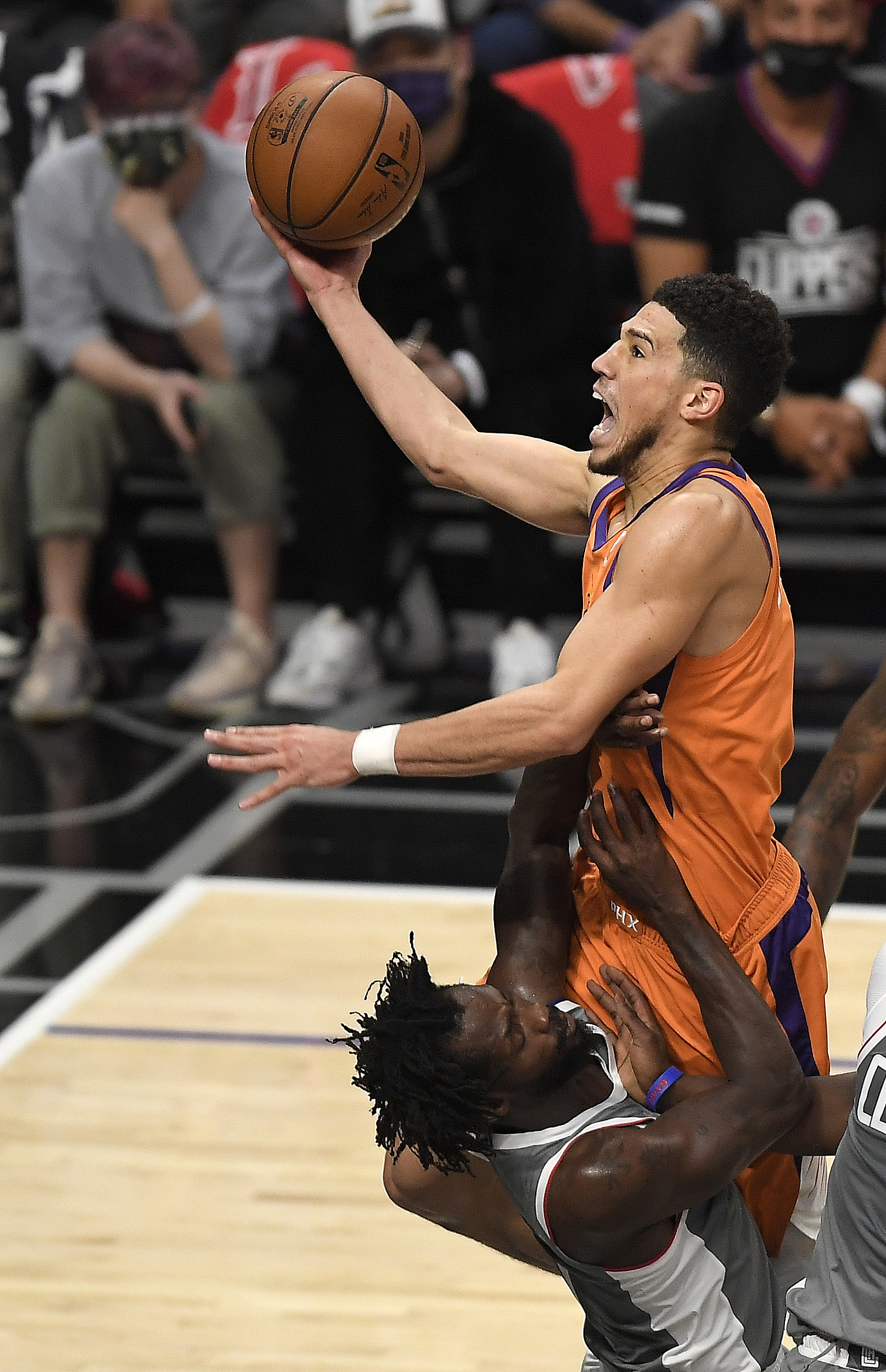 纵观季后赛凭什么不是我们保罗快摸到总决赛地板了