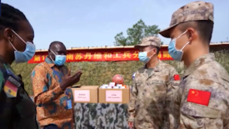 中国第11批赴南苏丹（瓦乌）维和工兵分队与当地学校交流